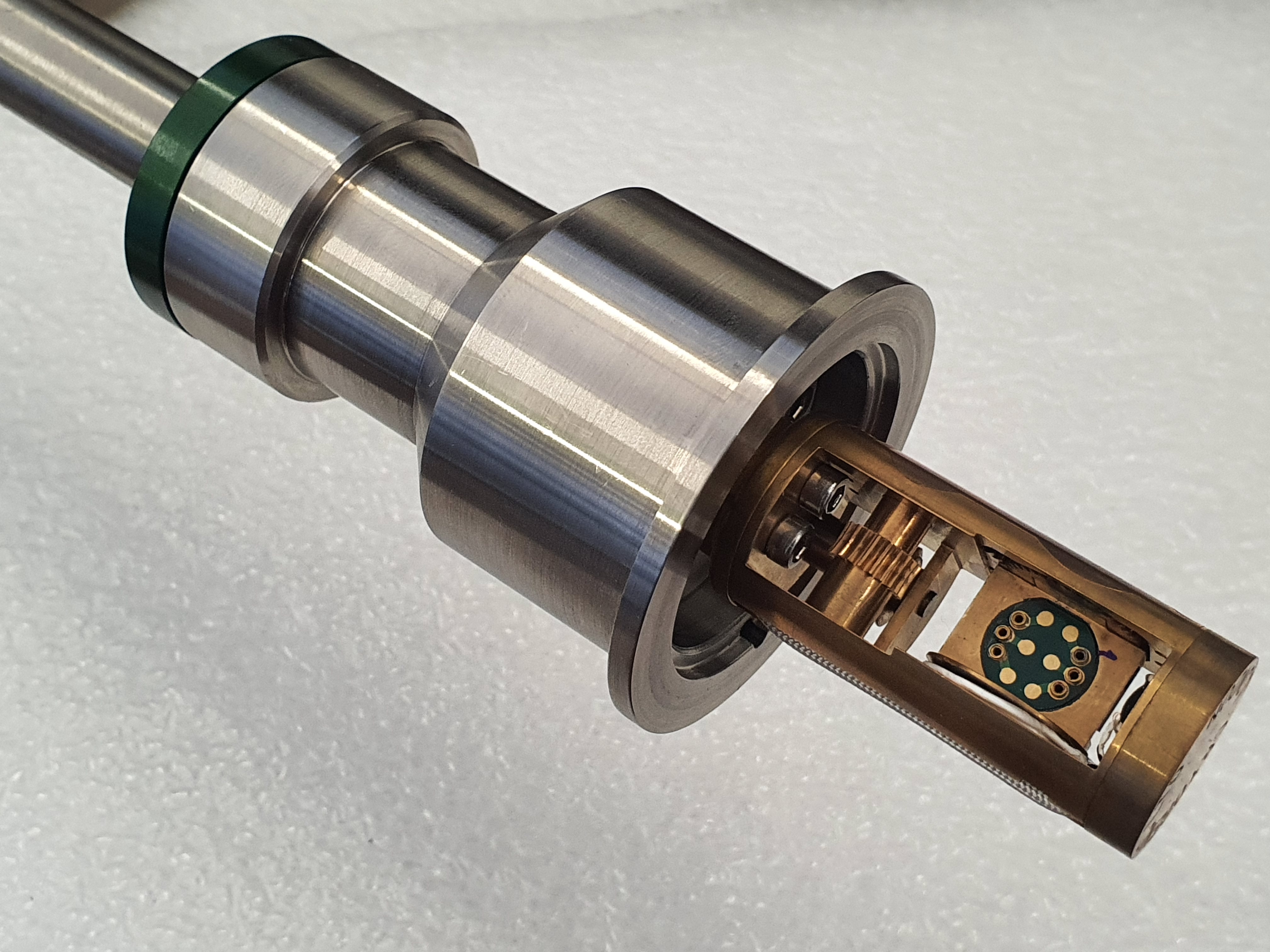 Komercyjnie dostępny mechaniczny rotator wspólpracujący z kriostatem na hel 4.