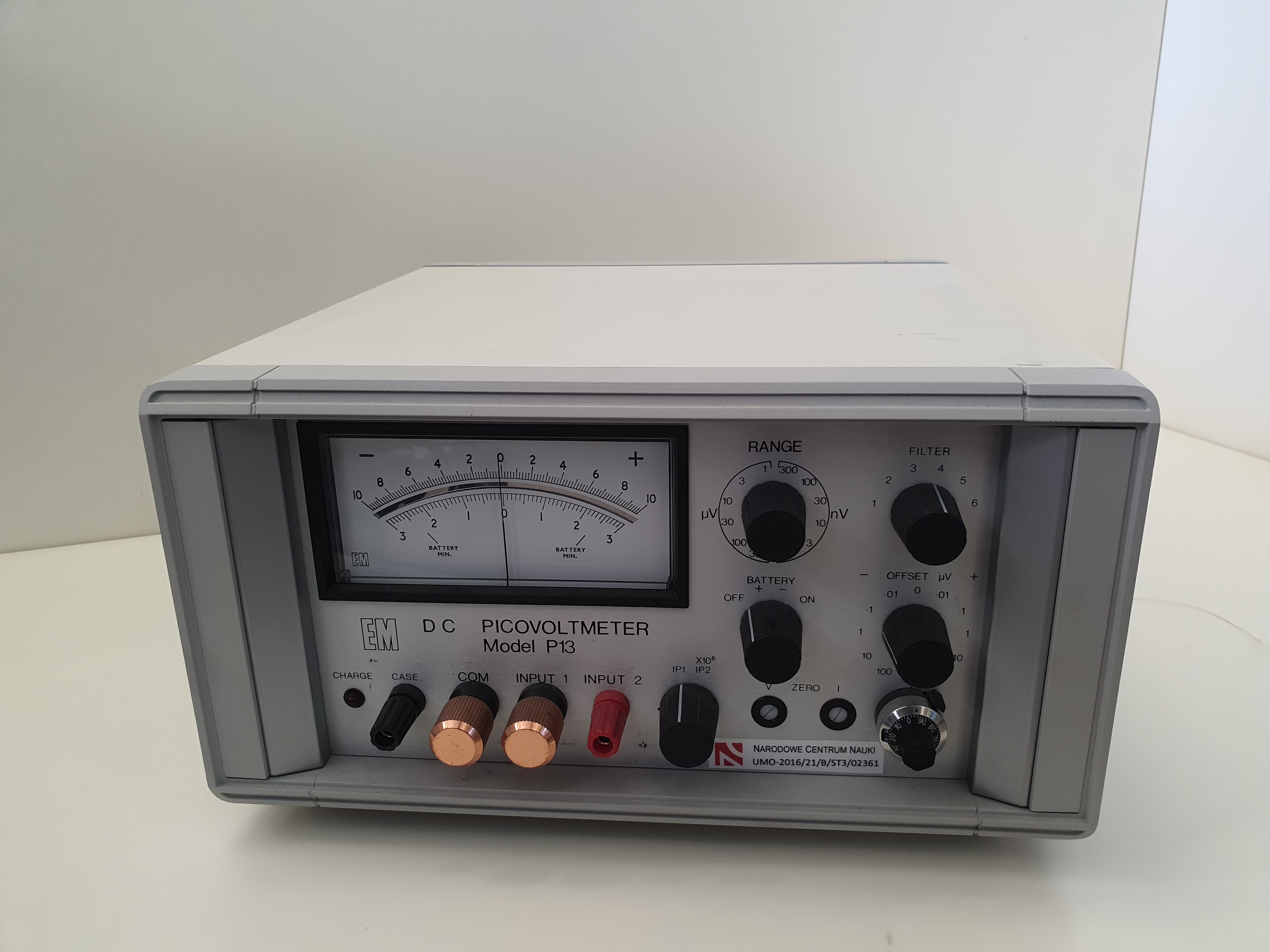 Komercyjnie dostępny mechaniczny rotator wspólpracujący z kriostatem na hel 4.